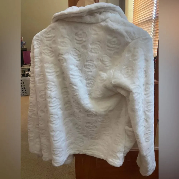 Jaclyn Intimates Super soft women’s medium white cardigan with rose print - Picture 4 of 6